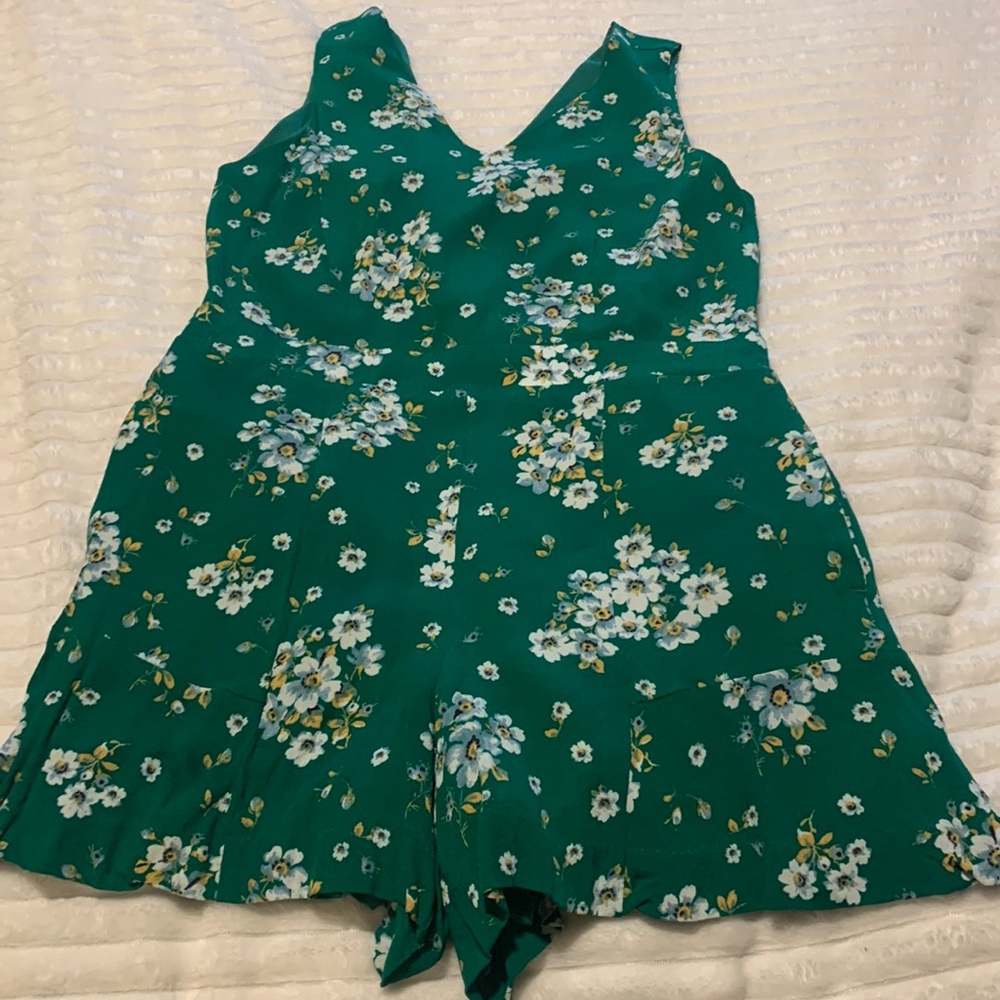 Cute Loft green floral romper with pockets